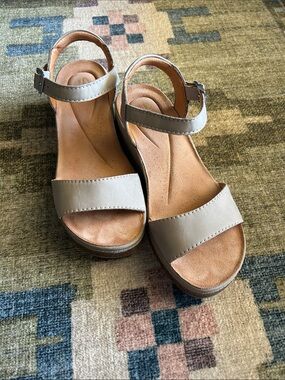 Women’s Neutral Ankle-Strap Wedge Sandals - Taupe